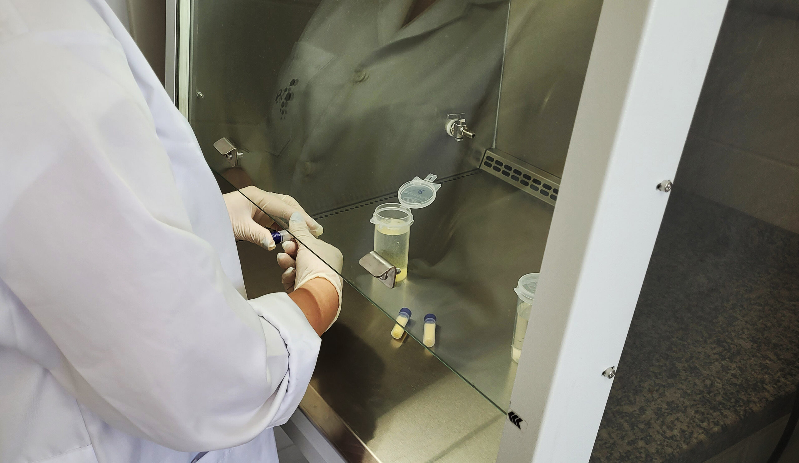 Sala de análise bacteriológica reforça controle da qualidade da água pelo Semae de Mogi das Cruzes