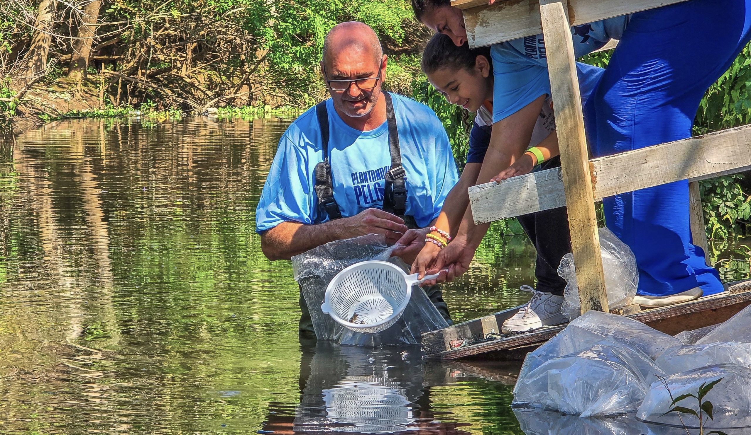 Cerca de 100 crianças participam de plantio de mudas e soltura de peixes em comemoração ao Dia do Rio Tietê