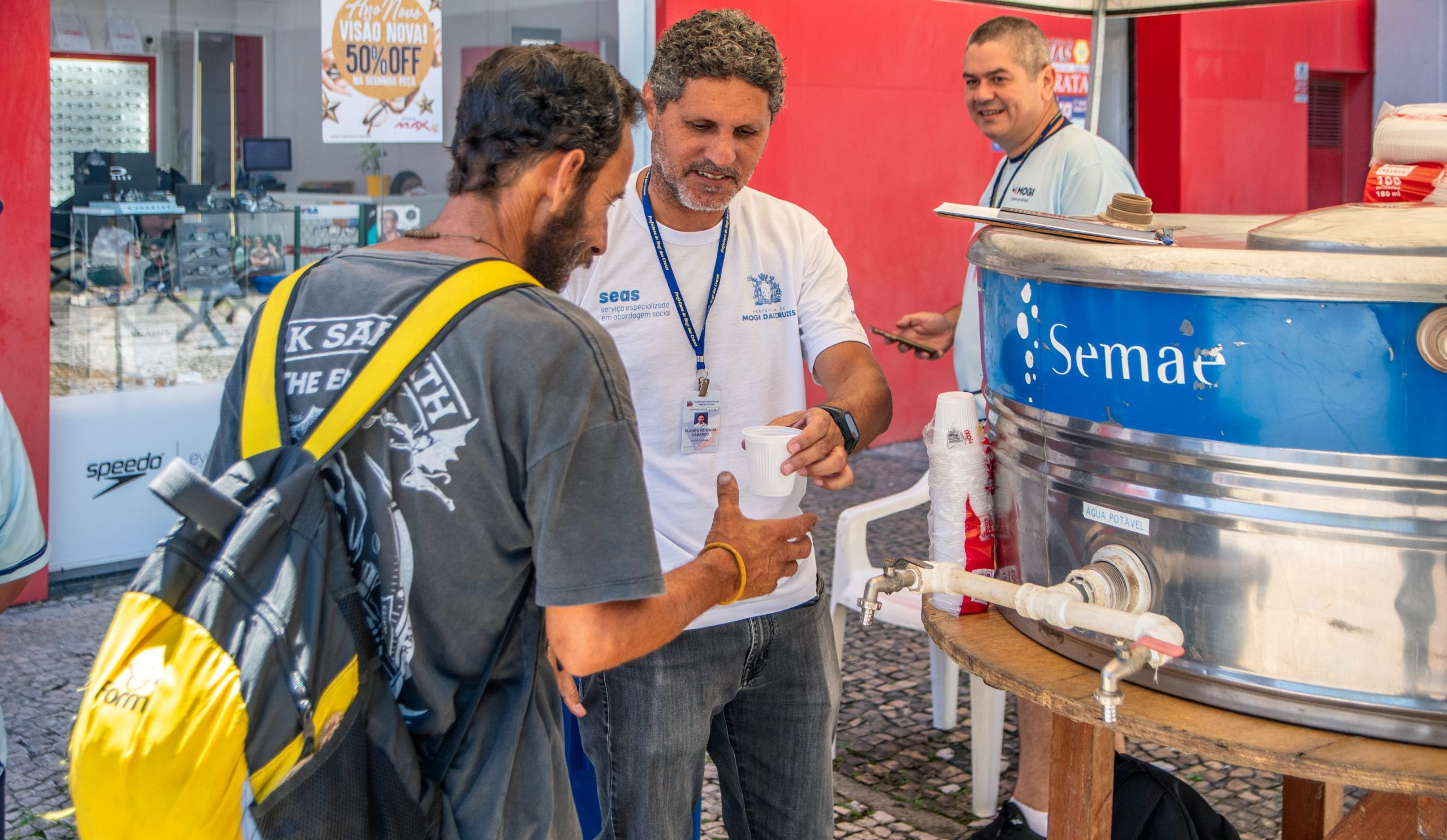 Com temperatura acima dos 32º, Comitê de Crise Hídrica distribui água em pontos de grande concentração