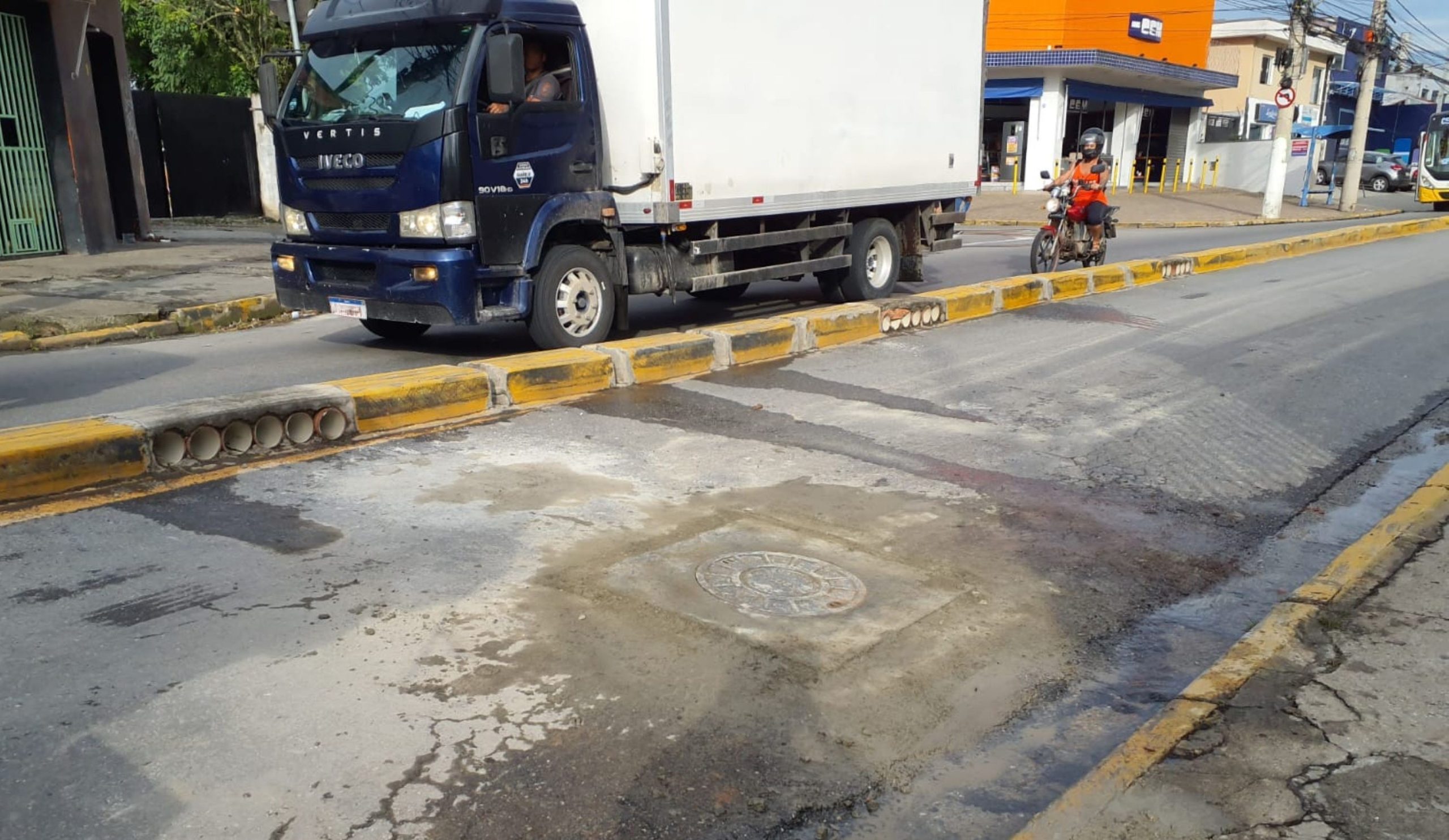 Semae realiza reparo na rede de esgoto da Ricieri Marcatto, em Cezar de Souza, devido a uma sobrecarga